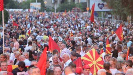 A po bie qeveria në Maqedoninë e Veriut? Mijëra njerëz në protestë në Shkup, Mickoski 'përdor' Ramën për të 'nxehur' turmën