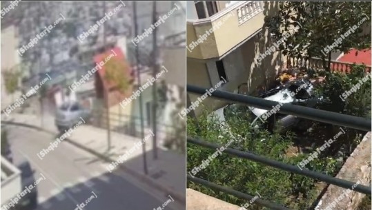 VIDEO e aksidentit në Sarandë! Makina thyen kangjellat, rrotullohet dhe bie në oborrin e një banese