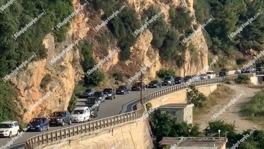Fundjava në plazh kthehet në 'makth' për shoferët! Fluks automjetesh nga zona e Radhimës tek Uji i Ftohtë dhe në autostradën Durrës-Tiranë! Trafik i rënduar në Shëngjin (VIDEO)