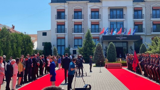 Gjithçka gati për ceremoninë e pritjes, mbërrin delegacioni shqiptar në Prishtinë! Në pritje të kryeministrit Rama