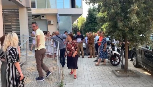 Në Vlorë avokatët vijojnë bojkotin, kërkojnë pezullimin pa afat të masave të sigurisë