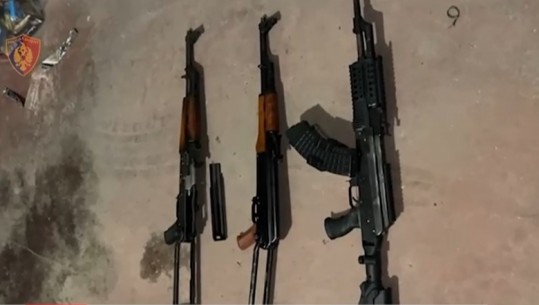 Snajpera, kallashnikov, pistoleta me silenciator, eksploziv, del VIDEO nga garazhi që 'fshihte' arsenalin e armëve
