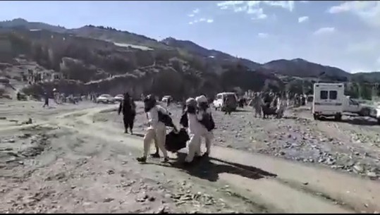 Tërmeti i fuqishëm në Afganistan, momenti kur mbërrin helikopteri për të marrë të plagosurit (VIDEO)