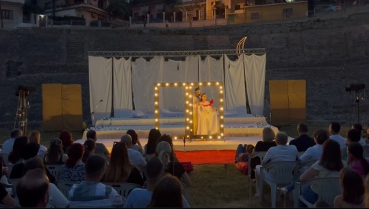 ‘Ëndrra e një nate vere’ në skenën antike të Durrësit! Zenelaj: Një komedi e mrekullueshme! Protagonistja: I dha qytetit atmosferë tjetër