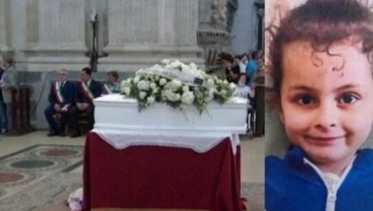 Vrasja që tronditi Italinë, përcillet për në banesën e fundit 5-vjeçarja Elena
