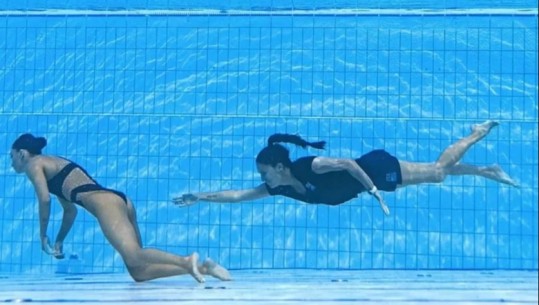 Momente paniku në botërorin e notit në Budapest, sportistes i bie të fikët e përfundon në fund pishinës