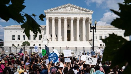 SHBA ndaloi abortin, mijëra protestues kundërshtojnë vendimin përballë Kapitol, autoritetet i shpërndajnë me gaz lotsjellës