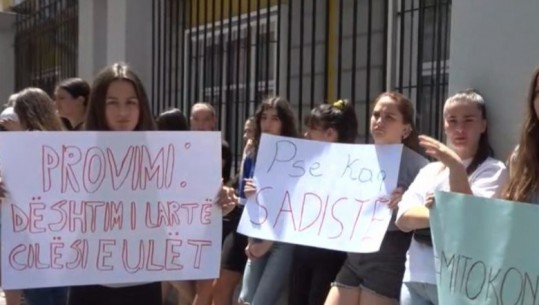 Matura shtetërore/ Një grup nxënësish protestë te Ministria e Arsimit për provimin me zgjedhje: Përsëritje të testit