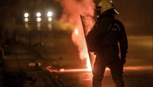 Tensione në qendër të Athinës, sulmohen zyrat e PASOK dhe ministrisë së Kulturës