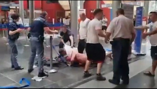 Përleshje e dy grupeve shqiptare në aeroportin e Perugias në Itali! 8 persona të arrestuar, momenti kur qëllohen me grushta e shkelma (VIDEO)