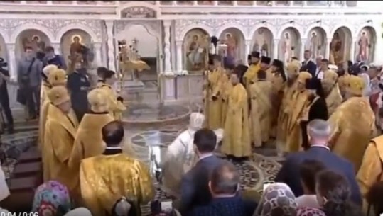 Rrëzohet para besimtarëve kreu i Kishës Ortodokse ruse, justifikimi: Kishte ujë në dysheme (VIDEO)