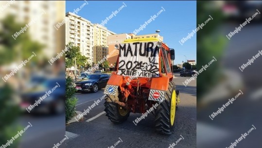 FOTOLAJM/ Maturanti nuk shkon në maturë me makinë luksoze, ja si e tërhoqi vëmendjen e qytetarëve në Lezhë