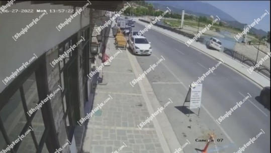 VIDEO/ Ja momenti kur nëna dhe djalin përfundojnë në Osum! Kangjellat ‘si prej letre’, s’ndaluan aksidentin tragjik