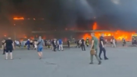 Trupat ruse bombardojnë një qendër tregtare të mbushur me civilë në Kremenchuk (VIDEO)