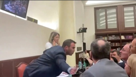 Përplasje fizike në Kuvendin e Maqedonisë së Veriut, deputeti i maxhorancës godet me shuplakë kolegët! Opozita: Sjellje e dhunshme (VIDEO)