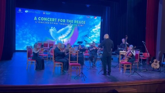  Rikthehet në teatrin Bylis në Fier shfaqja 'Një koncert për paqen'! Klasikët botërorë, mes tyre simfonia e Moxart në edicionin e 7-të