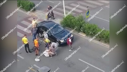 Tiranë/ Aksident te '21 Dhjetori', makina përplas të moshuarin që lëvizte me biçikletë te vijat e bardha  (VIDEO)