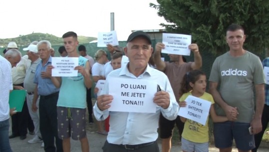 Zjarri në depozitën e gazit, banorët e Porto Romanos sërish në protestë: Largoni fabrikën! Është minë me sahat