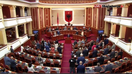 Mbahet një minutë heshtje në Kuvend për shqiptarët e 'Çamërisë'