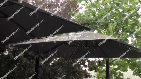 Për të dytën ditë, reshje të dendura shiu dhe breshëri në Korçë (VIDEO)