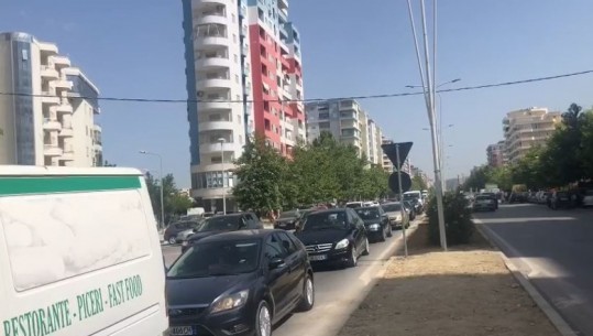 Të gjithë drejt bregdetit! Trafik i rënduar në Vlorë, më shumë se 2 orë për të shkuar në Orikum! Akset më problematike (VIDEO)