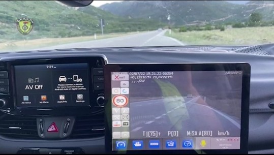 Një ditë pas hapjes së rrugës Kardhiq-Delvinë, shoferët me shpejtësi mbi normat, pezullohen 8 patenta, gjobiten 54 drejtues mjetesh (VIDEO)