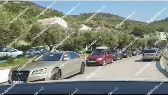 Pushuesit kthehen nga plazhi, radhë të gjata makinash në Radhimë! Trafik kilometrik edhe nga Shëgjini deri në Milot (VIDEO)