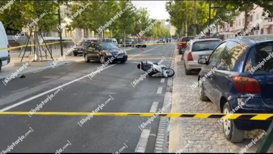 Aksident pranë bulevardit në Vlorë, makina përplas motorin, dy të rinj të plagosur në gjendje të rëndë për jetën (VIDEO)