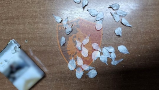 Kokainë e ndarë në doza dhe gati për ta shitur, ‘Stacioni i fundit’  vë në pranga 2 të rinjtë në Tiranë