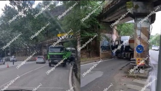 Videolajm/ Kamioni përplaset me këmbët e urës në Librazhd-Prrenjas