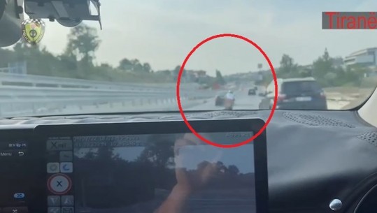 VIDEO/ Ndjekje si në filma, policia i shkon nga pas motorit, bënte gara shpejtësie dhe manovra të rrezikshme në rrugë