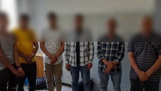 6 emigrantë të paligjshëm, fshehur brenda një ambulance, arrestohet 45-vjeçari shqiptar i Kosovës