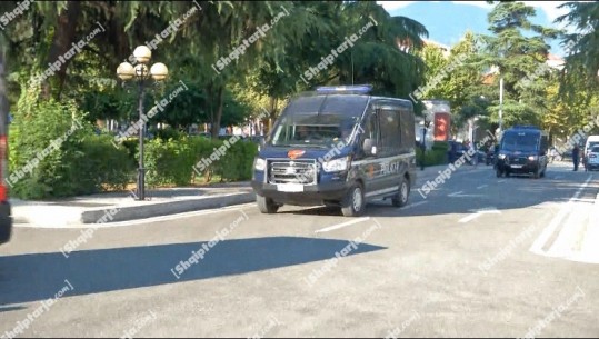 Berisha foli për skenare, ‘blindohet’ Kuvendi, 6 furgonë të FNSH rrethojnë parlamentin (VIDEO)
