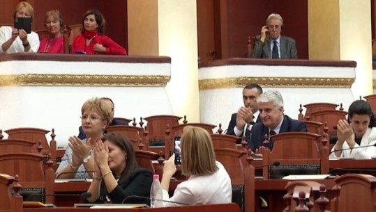 Miratohet rezoluta për dënimin e masakrës së Srebrenicës, maxhorancën bashkon votat me opozitën, 133 deputetë pro, asnjë kundër 