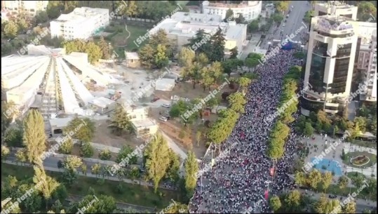 Report Tv sjell video me dron nga protesta e Berishës para Kryeministrisë