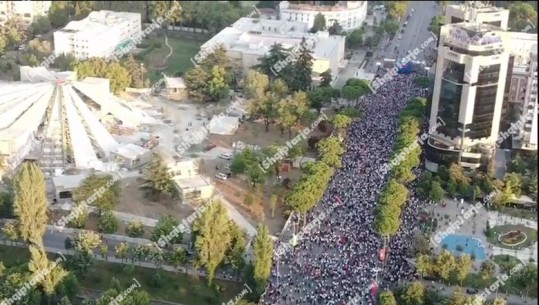 Qytetarët mblidhen përpara Kryeministrisë, Berisha mban protestën e parë kundër qeverisë si kryetari i rikthyer i PD! Report Tv sjell pamjet me dron (LIVE)