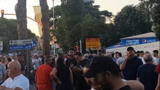 VIDEO/ Shkëlzen Berisha i pranishëm në protestën e të atit