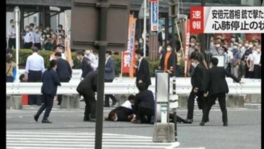 VIDEO/ Ishte duke folur në një takim elektoral, ja momenti kur qëllohet me armë ish-kryeministri japonez