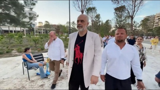 Rama vizitë në sheshin e ‘Flamurit’ në Vlorë: Do bëj një seri me pllaka bronzi, secila të mbajë emrat e firmëtarëve të Pavarësisë 