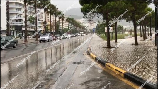Reshje të dendura shiu në Vlorë, pushuesit largohen nga plazhet! Krijohet trafik në Lungomare
