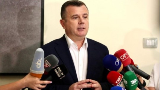 Rama dërgoi gazetarin për 'riedukim', Balla: Në Shqipëri ka liri të medias! Edhe Trump i hiqte fjalën gazetarit të CNN