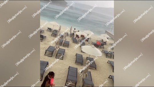 Moti i keq në Sarandë, era e fortë shkul shezlongët e çadrat në plazhin e Ksamilit (VIDEO)