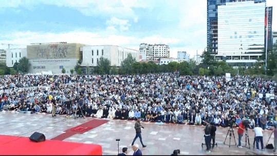 Sot Kurban Bajrami, mijëra besimtarë falin namazin në sheshin 'Skënderbej'! Bujar Spahiu thirrje të rinjve: Mos u largoni nga vendi