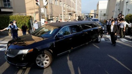 Trupi i ish kryeministrit Abe mbërrin në shtëpinë e tij në Tokio! Japonezët udhëtojnë me qindra kilometra për t'i bërë homazhe