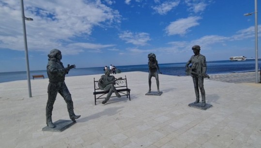 Rikthehen pas 6 vitesh në Durrës 4 statujat bronzi të yjeve të rrokut! Emra si John Lennon e Tina Turner zbukurojnë shëtitoren 