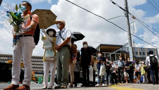 Japonezët udhëtuan me qindra kilometra për t’i bërë homazhe ish-kryeministrit Abe