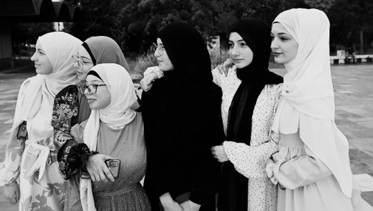 Ben Blushi: Sot, myslimanët e Shqipërisë gjithnjë e më shumë i veshin vajzat e gratë si një detyrim ndaj Islamit