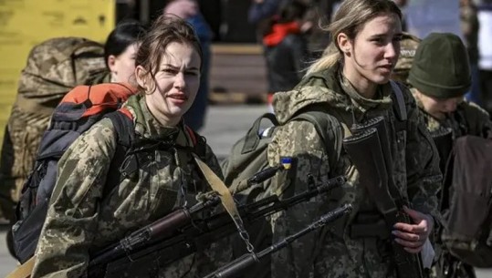 1000 gra ukrainase duke luftuar në ushtrinë e Kievit