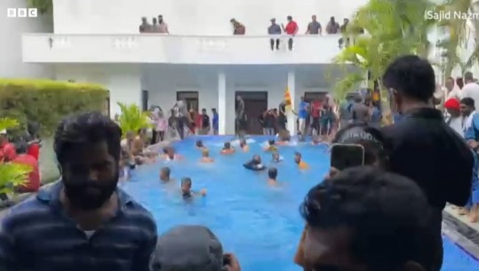 Pas protestave, 'bie shteti' në Sri Lanka! Dorëhiqen presidenti dhe kryeministri! VIDEOLAJM-protestuesit festojnë në pishinën presidenciale