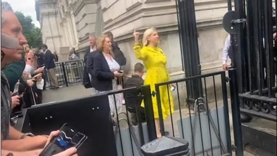 Angli/ Ministrja e sapoemëruar e Arsimit u tregon gishtin protestuesve kundër Boris Johnson: Më ofenduan (VIDEO)